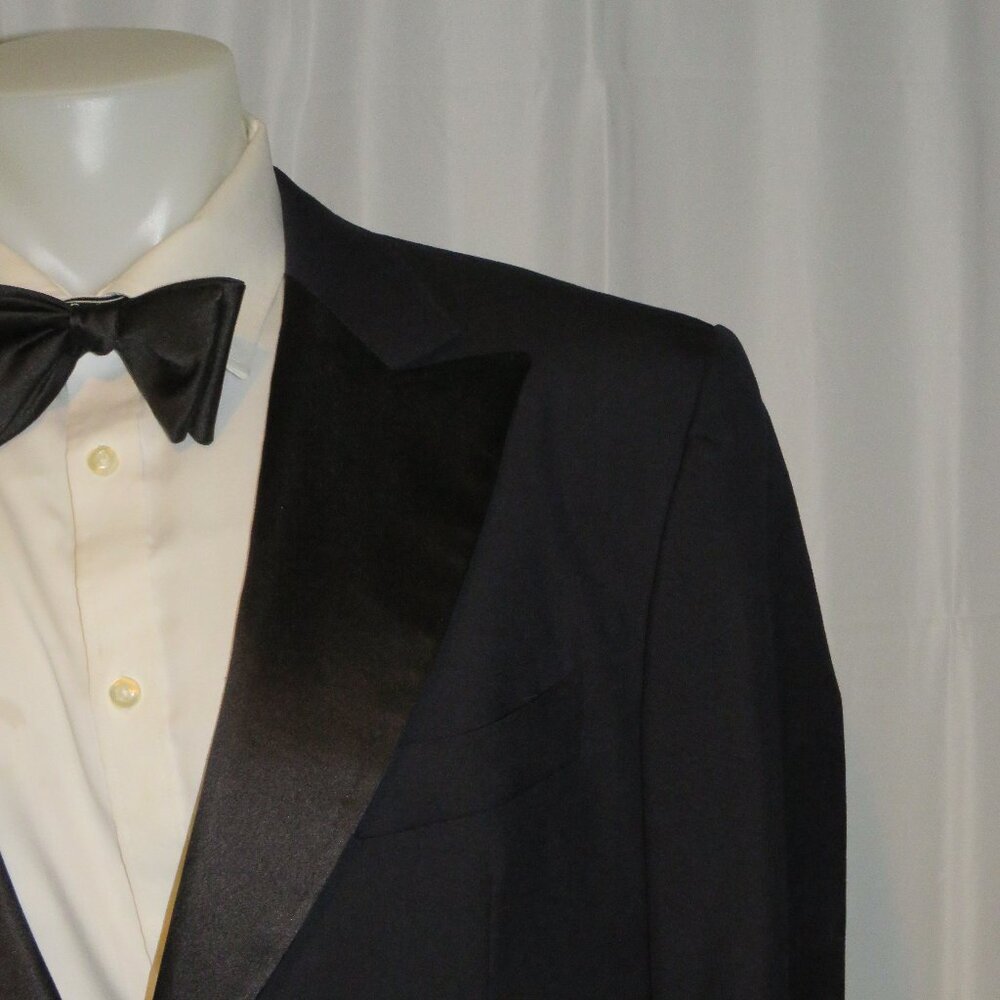 Kiton Neiman Marcus Handmade Navy Barathea Peak Lapel One Button Tuxedo 43L